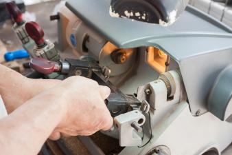 auto locksmith uses key maker