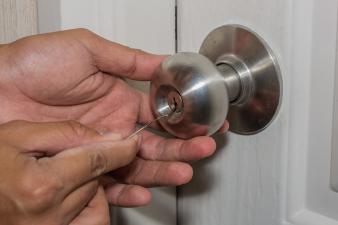 24 hour locksmith unlocks door